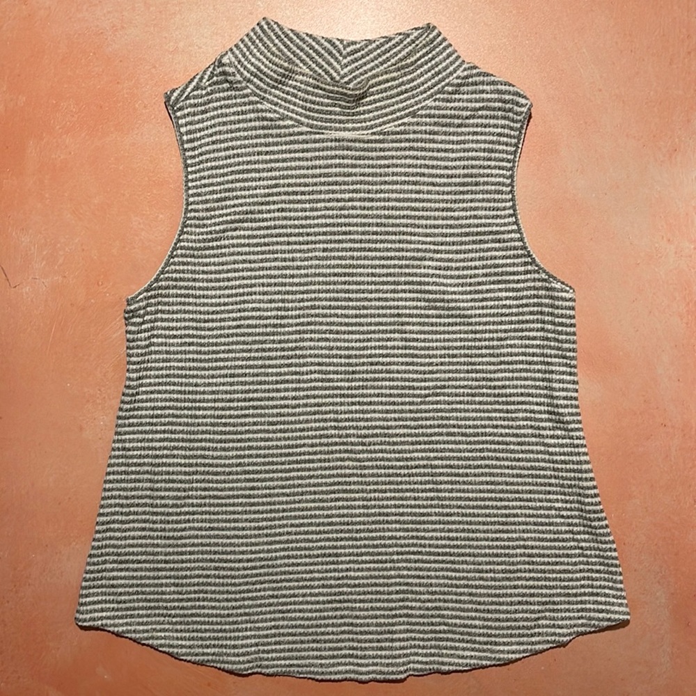 Chico’s Zenergy Grey & White Striped Knit Mock Neck Tunic Tank Top